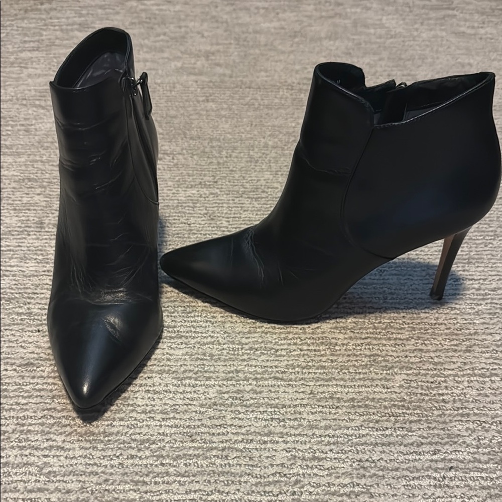 Johnston & Murphy Black Heeled Boots Sleek Leather Design